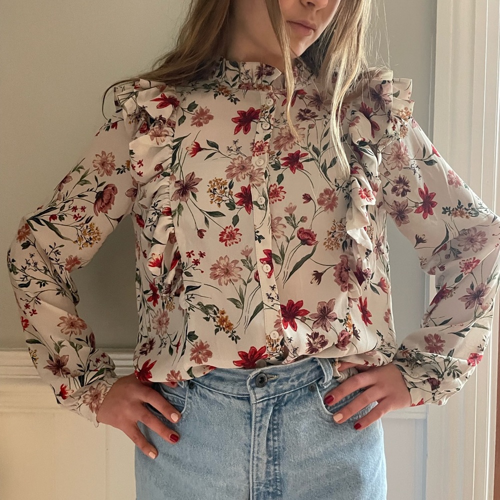 Elegant floral ruffled blouse.